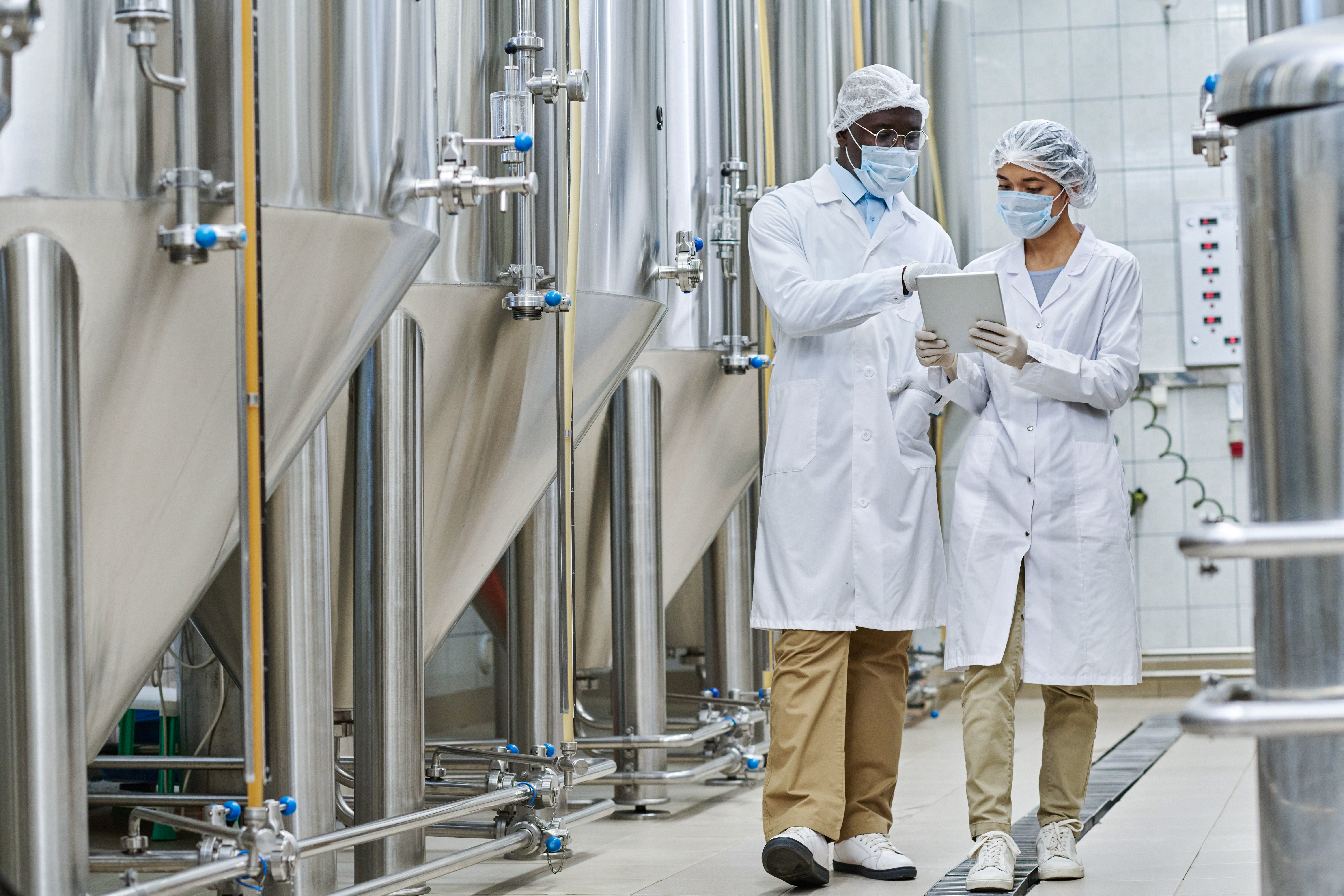 Industrial team reviewing production data on a tablet